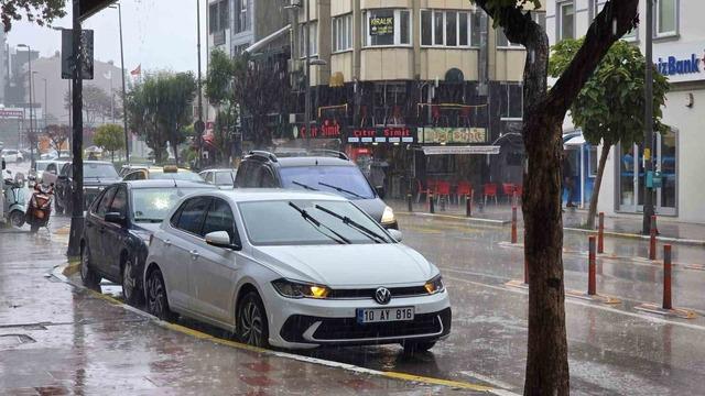 Bandırma&rsquo;da sağanak yağış etkili oldu 1