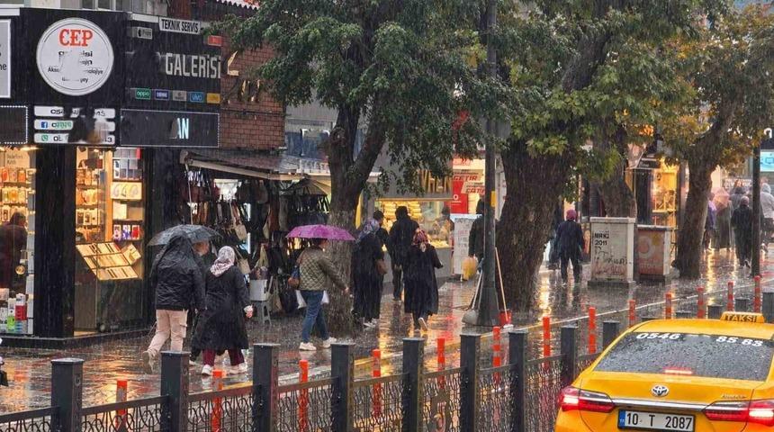 Bandırma&rsquo;da sağanak yağış etkili oldu