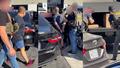Milyarderi 11 milyonluk arac�n�n yak�nda kelep�elediler!