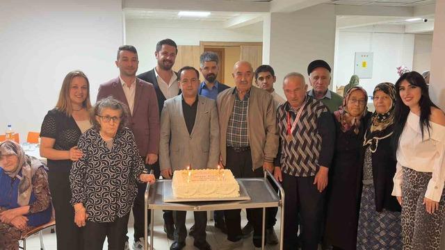 Tosya’da huzurevi sakinleriyle yaş pasta kesildi