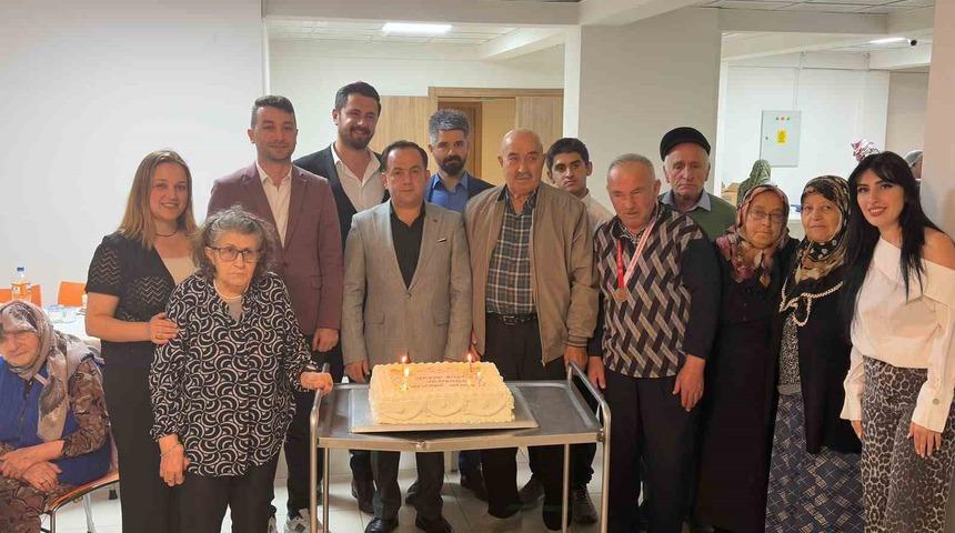 Tosya&rsquo;da huzurevi sakinleriyle yaş pasta kesildi