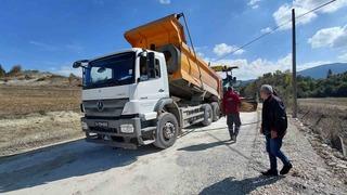 Köy yolunda asfalt mesaisi başladı