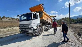 K&ouml;y yolunda asfalt mesaisi başladı