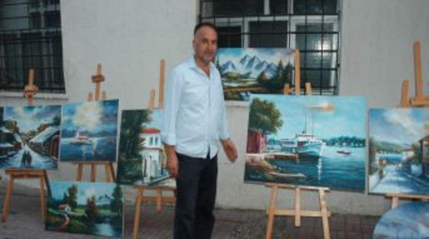 Tabelacı ressamdan sokak sergisi