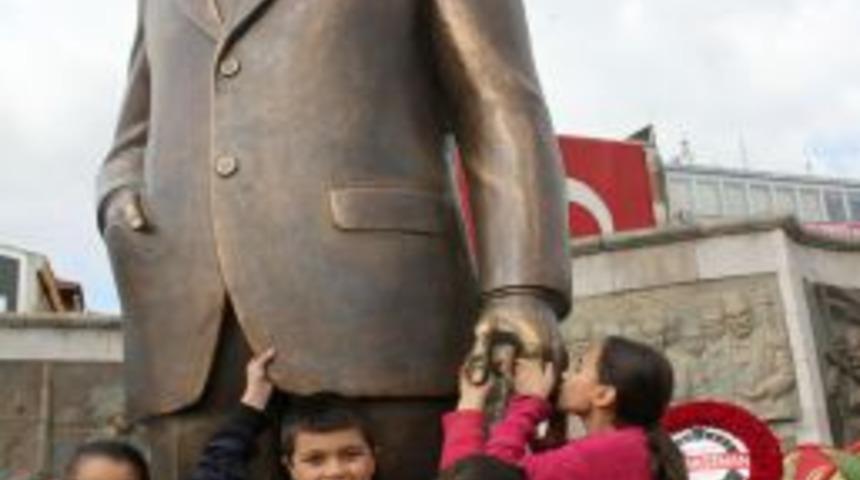 Kayserili minikler, Ata'ya elini &ouml;p&uuml;p &ccedil;i&ccedil;ek vererek teşekk&uuml;r etti