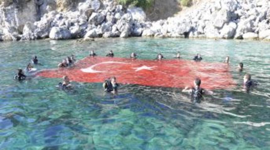 Denizde T&uuml;rk bayrağı a&ccedil;tılar