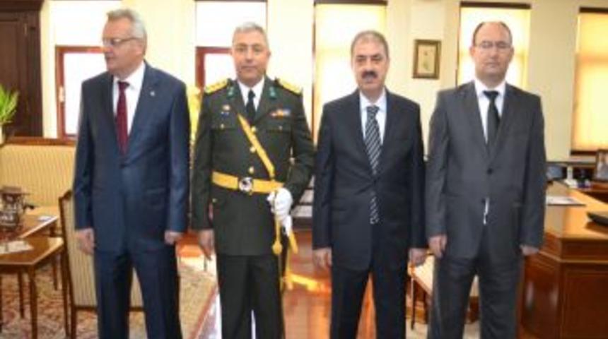 Vali &Ouml;zcan makamında tebrikleri kabul etti