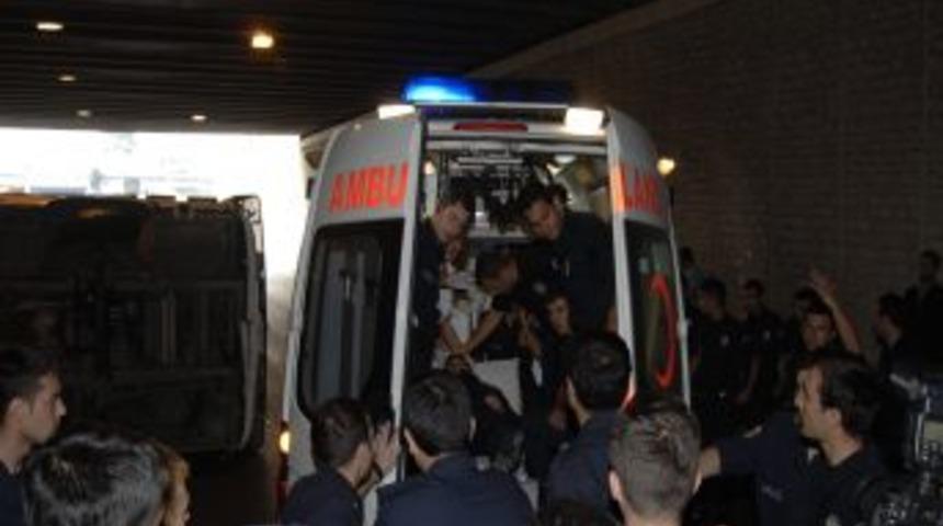 Polis mid&uuml;b&uuml;s&uuml; devrildi, 8 memur yaralandı