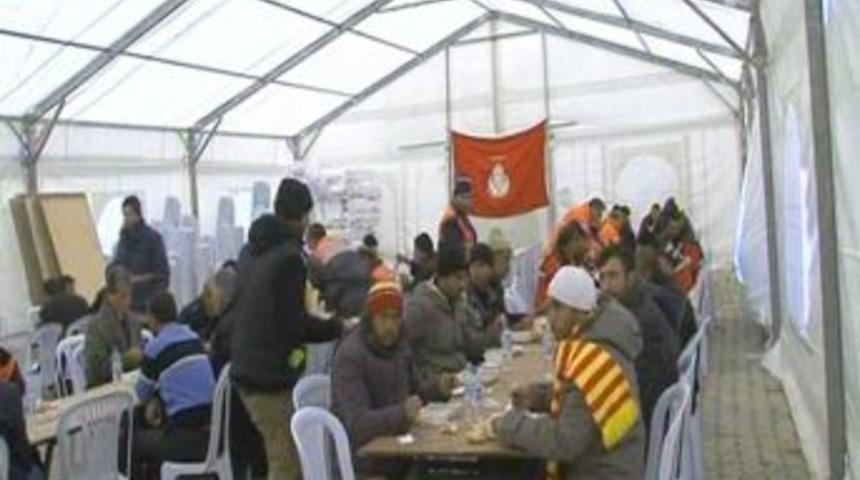 İstanbul B&uuml;y&uuml;kşehir Belediyesi'nden depremzedelere sıcak yemek