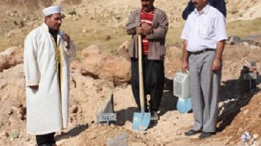 Travestinin cenazesine sahip &ccedil;ıkan olmadı