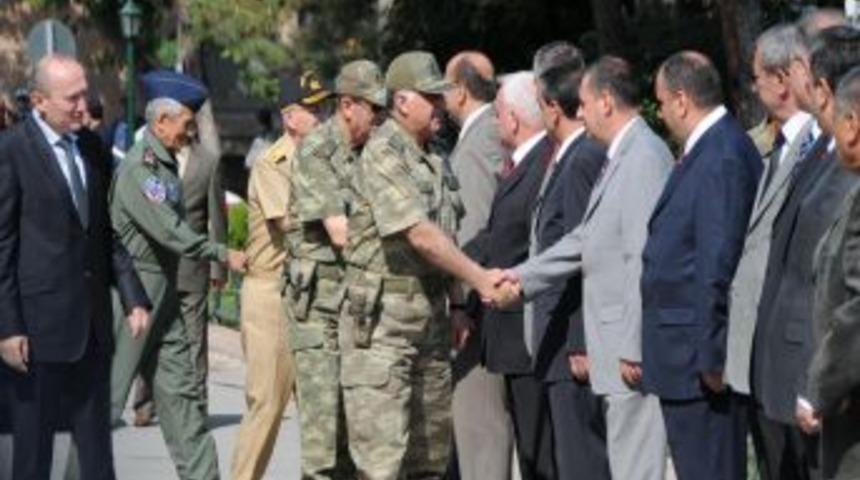 Genelkurmay Başkanı &Ouml;zel: Şehit ve gazi ailelerimizin emrindeyiz