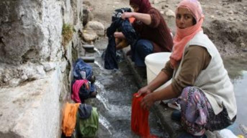 Depremzede kadınlar, &ccedil;amaşırlarını k&ouml;y &ccedil;eşmesinde elde yıkıyor