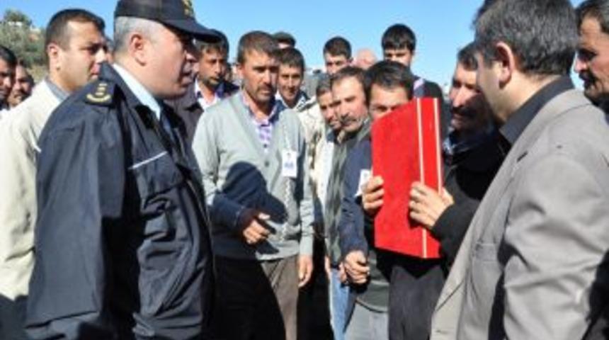 Enkazdan el ele &ccedil;ıkarılan &ccedil;ift toprağa verildi