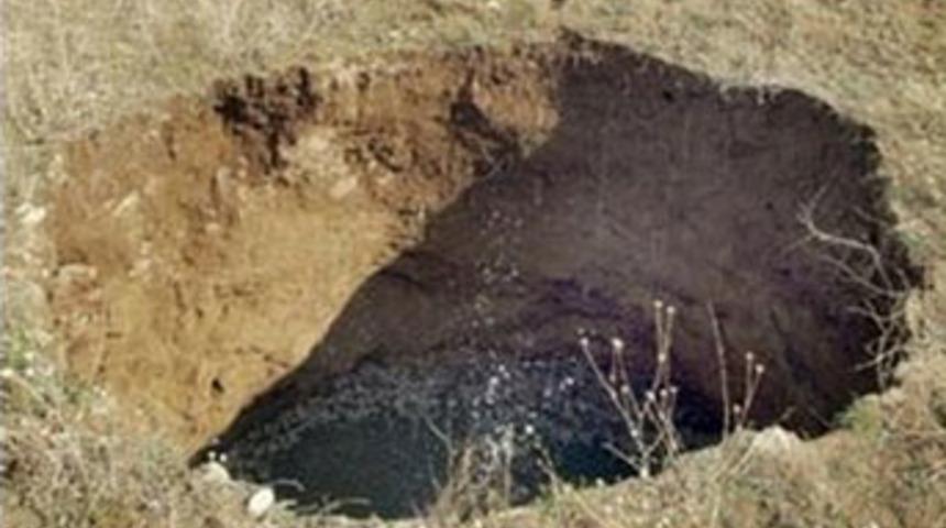 Deprem sonrası oluşan &ccedil;ukurlar korkutuyor