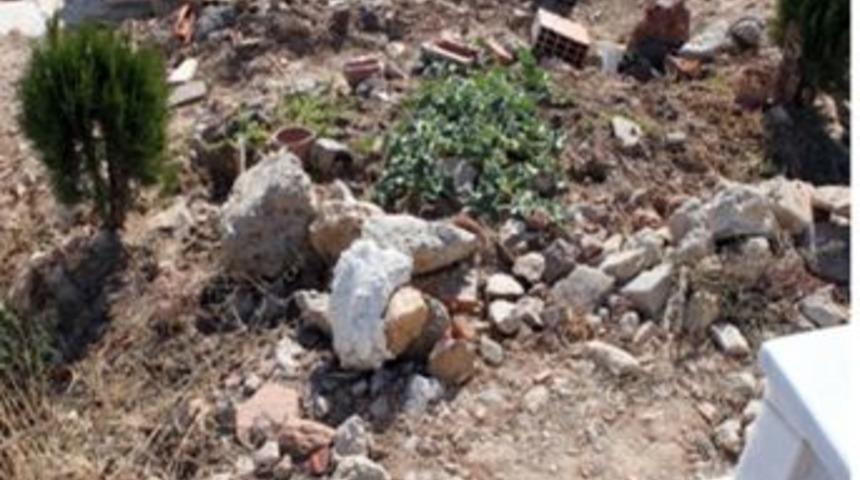 &Ouml;rnekk&ouml;y Mezarlığı &ccedil;&ouml;pl&uuml;ğe d&ouml;nd&uuml;