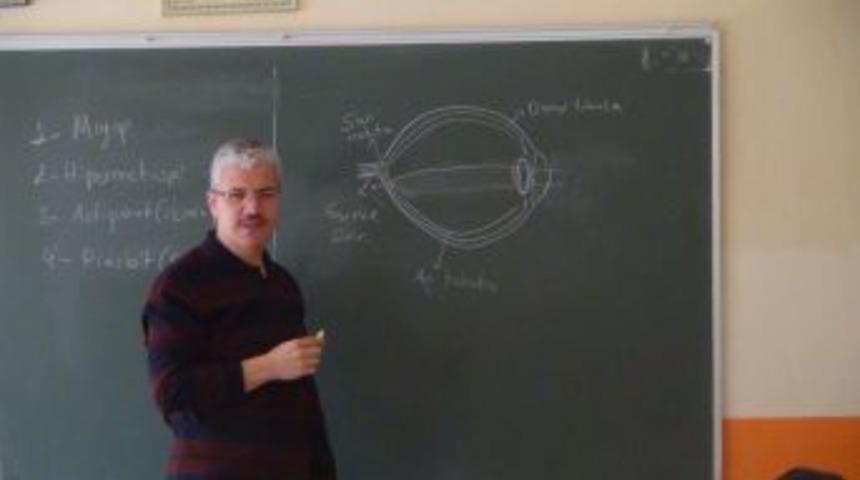 &Ouml;ğrenciler g&ouml;z ile ilgili dersi g&ouml;z doktorundan dinledi