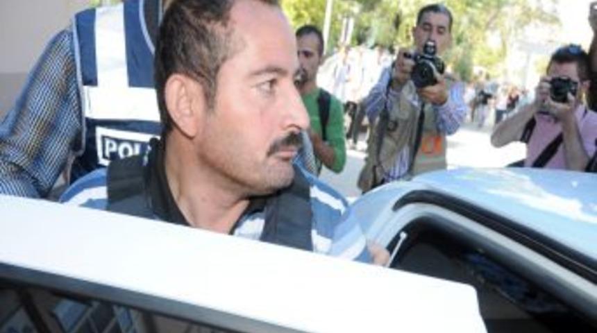 Eşini &ouml;ld&uuml;r&uuml;p evi yakan zanlı adliyeye sevk edildi