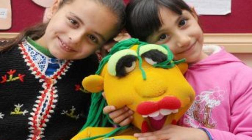 Gezici Sanat Otob&uuml;s&uuml; k&ouml;ydeki &ouml;ğrencilere tiyatro g&ouml;sterisi sundu