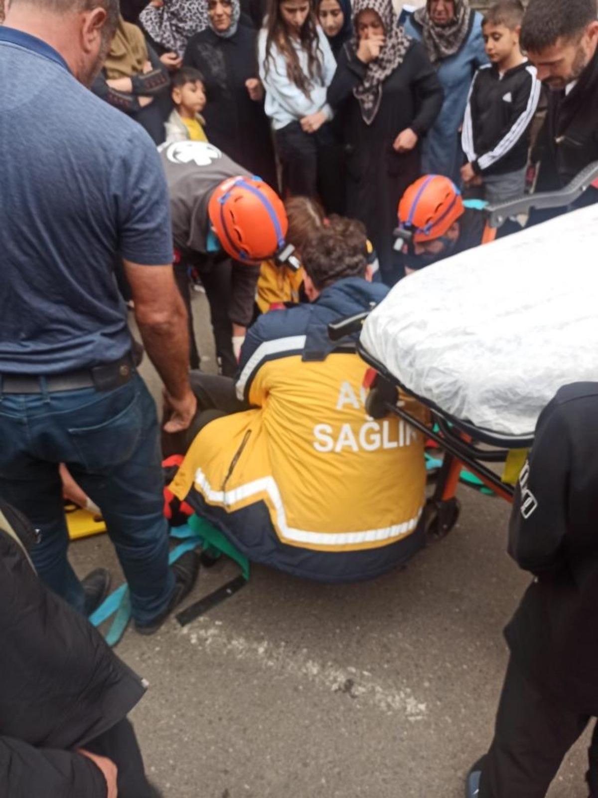 Bing&ouml;l de ticari taksi bisiklete &ccedil;arptı: 2 yaralı 2