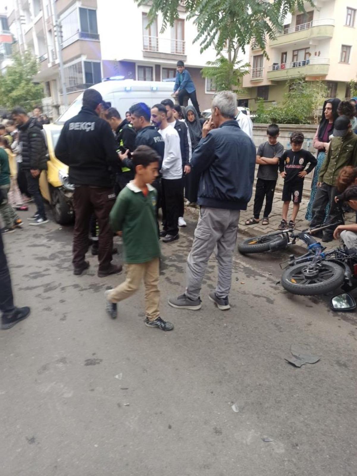 Bing&ouml;l de ticari taksi bisiklete &ccedil;arptı: 2 yaralı 1