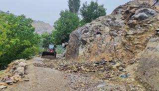 Sason'da heyelan ve taş d&uuml;şmeleri nedeniyle kapanan k&ouml;y yolları ulaşıma a&ccedil;ıldı