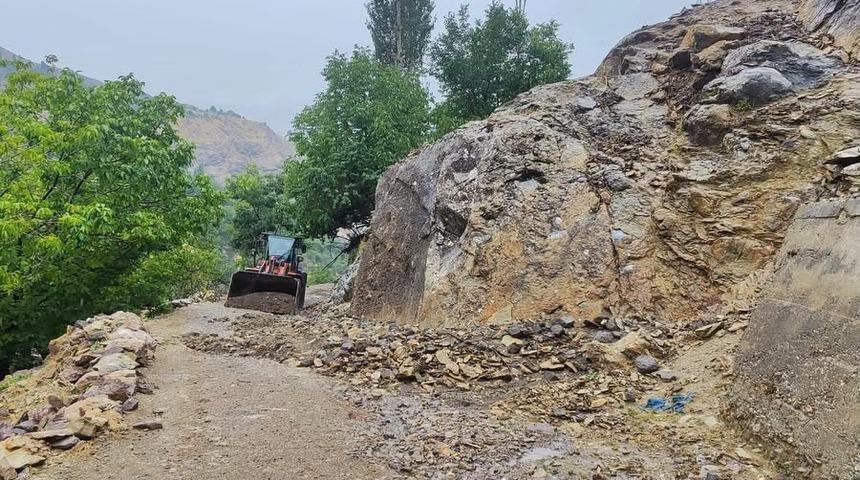 Sason'da heyelan ve taş d&uuml;şmeleri nedeniyle kapanan k&ouml;y yolları ulaşıma a&ccedil;ıldı