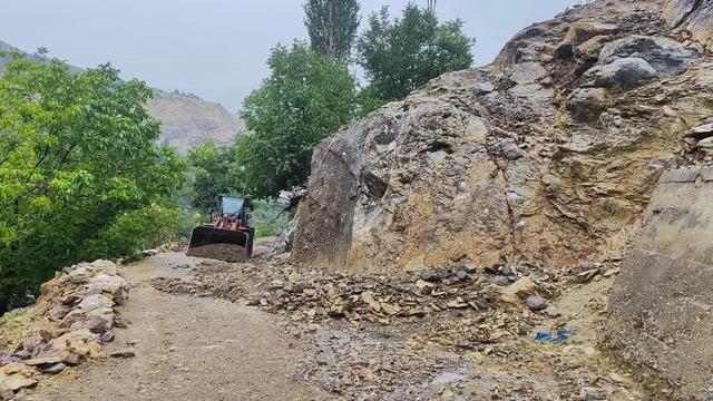 Sason'da heyelan ve taş düşmeleri nedeniyle kapanan köy yolları ulaşıma açıldı