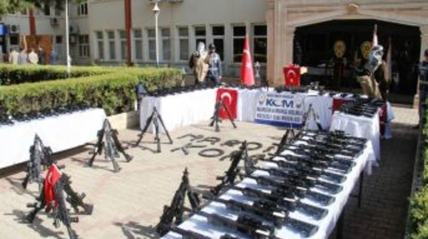 Mısır tarlasında g&ouml;m&uuml;l&uuml; 88 suikast silahı basına tanıtıldı