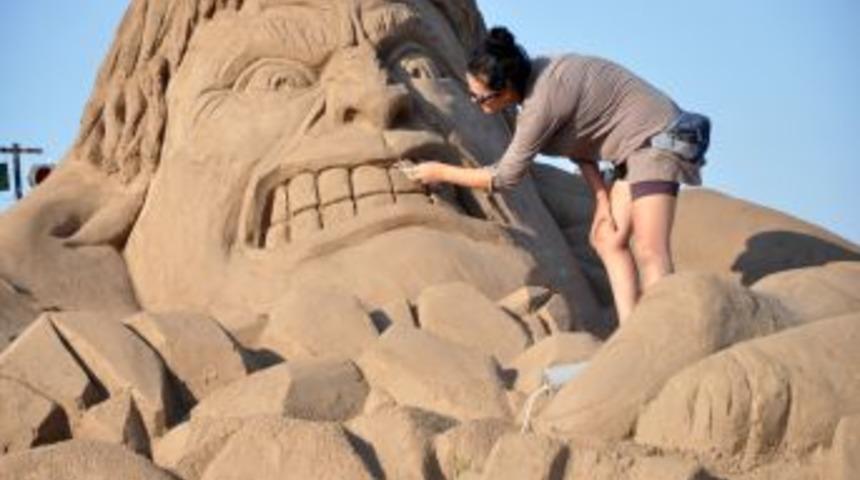 Yağmurun zarar verdiği kum heykeller yenilerek ziyarete a&ccedil;ıldı