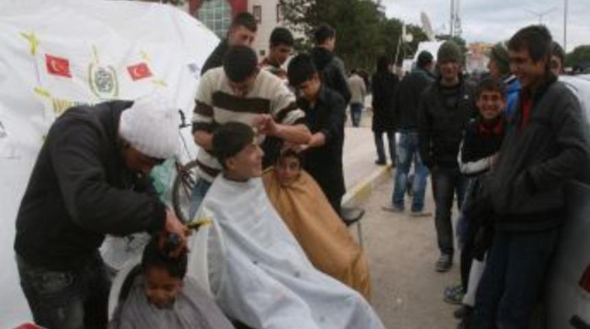 Erciş&rsquo;te g&ouml;n&uuml;ll&uuml; berberler iş başında