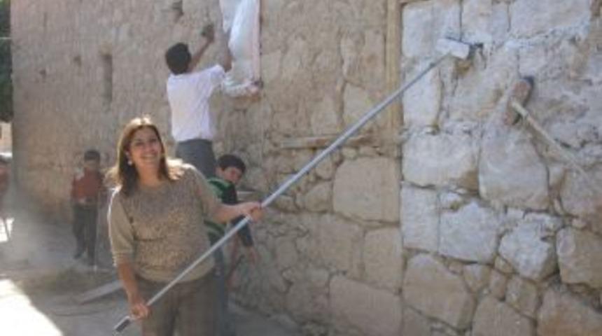 &Ouml;ğretmenler hem ders veriyor hem de k&ouml;y&uuml; g&uuml;zelleştiriyor