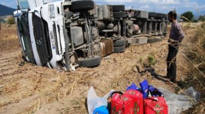 Gıda y&uuml;kl&uuml; TIR devrildi, s&uuml;r&uuml;c&uuml; yaralandı