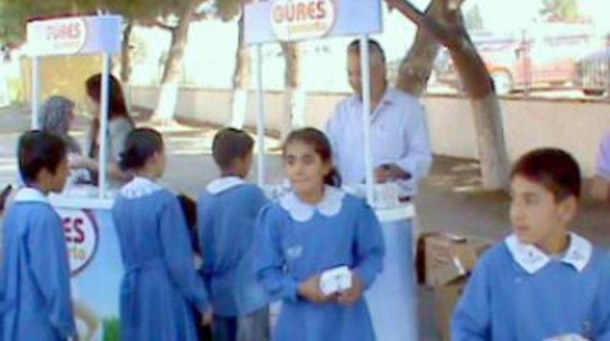 Saruhanlı'da &ouml;ğrencilere yumurta dağıtıldı