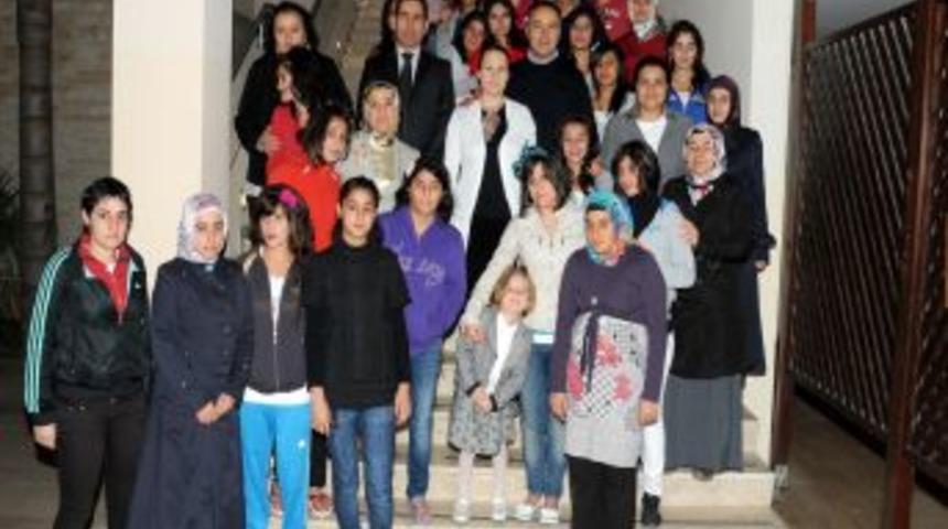 Vali Altıparmak, depremzede &ccedil;ocuklarla buluştu