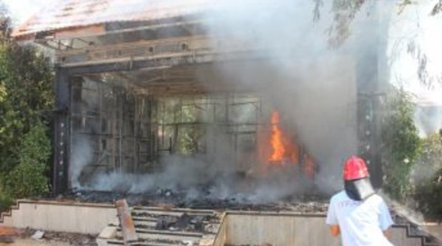 Otelin animasyon g&ouml;steri salonundaki yangın korkuttu