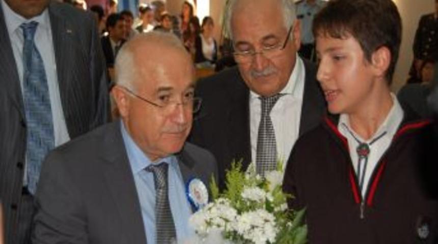 İlk&ouml;ğretim &ouml;ğrencisinden Meclis Başkanı &Ccedil;i&ccedil;ek'e yeni anayasa s&uuml;rprizi