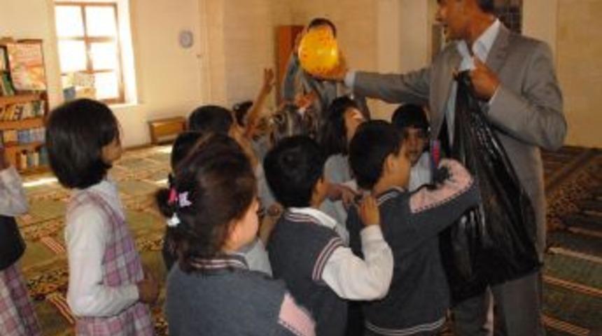 Camide &ccedil;ocuklara oyuncak dağıttılar