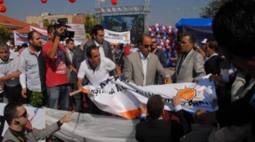 Torbalı banliy&ouml; hattı temel atma t&ouml;reninde afiş gerginliği