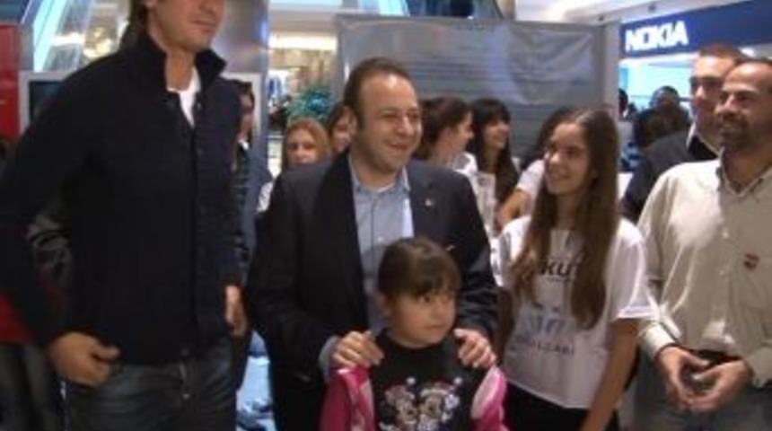 &Ouml;ğrencilerin yardım kampanyasına Bağış ve Kutluay destek verdi