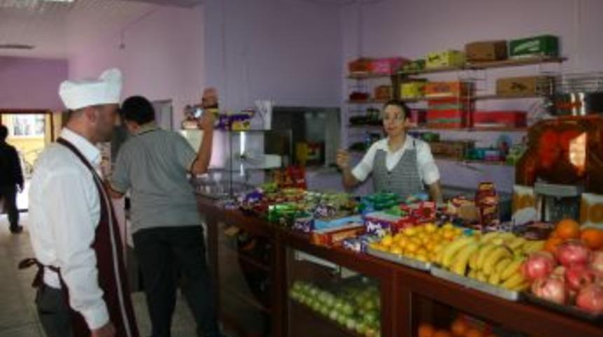 Okul kantininde Devrim