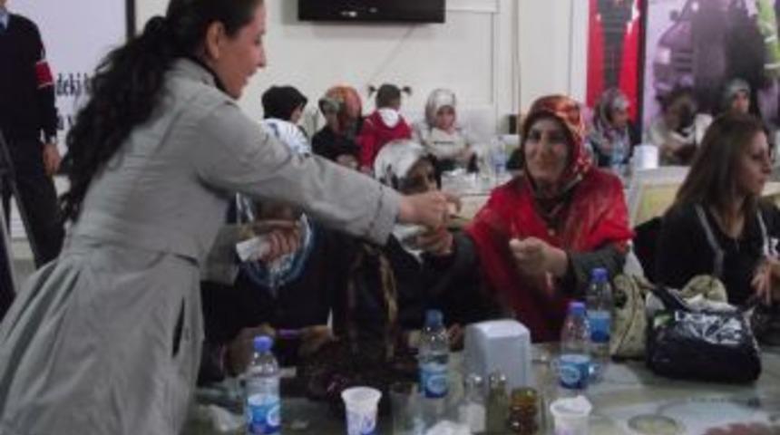 Bayburt&rsquo;ta &ouml;ğrencilerin dersane gideri i&ccedil;in kermes d&uuml;zenlendi