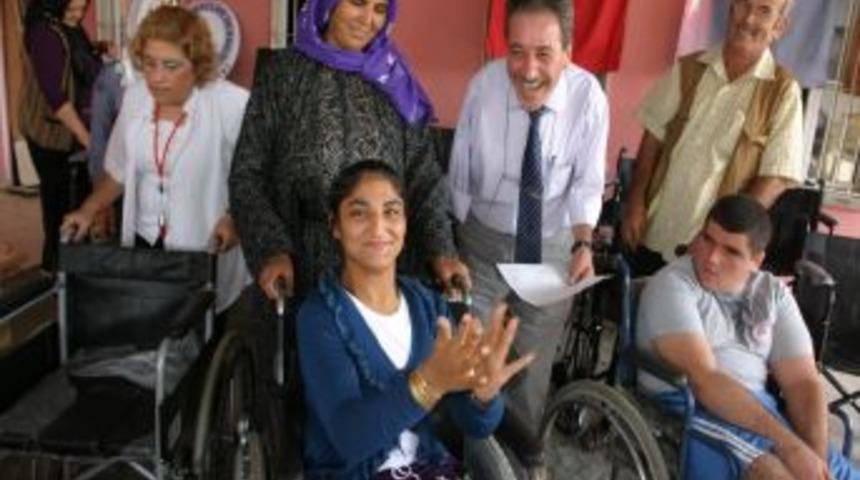 Tekerlekli sandalyesine kavuşan engelli kız, gizli hayırseveri alkışladı