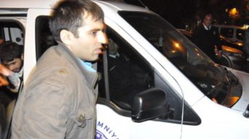 Ter&ouml;rist cenazesindeki gerginlik girişimini polis engelledi: 22 g&ouml;zaltı