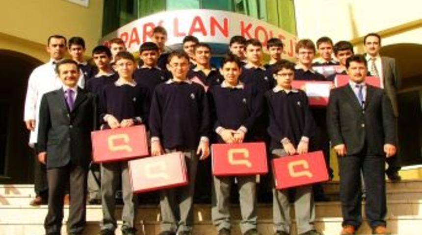 Alparslan Eğitim Kurumları, 18 &ouml;ğrenciyi diz&uuml;st&uuml; bilgisayarıyla &ouml;d&uuml;llendirdi