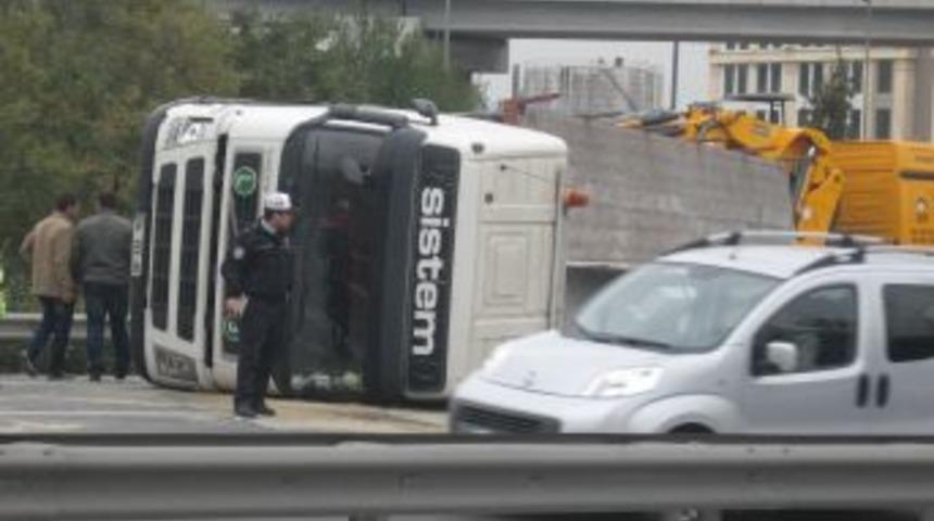 Beton bariyer taşıyan TIR devrildi, trafik fel&ccedil; oldu