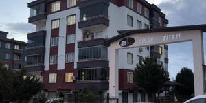Anne, baba ve 5 yaşındaki &ccedil;ocukları 2. kattan atladı