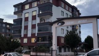 Anne, baba ve 5 yaşındaki &ccedil;ocukları 2. kattan atladı