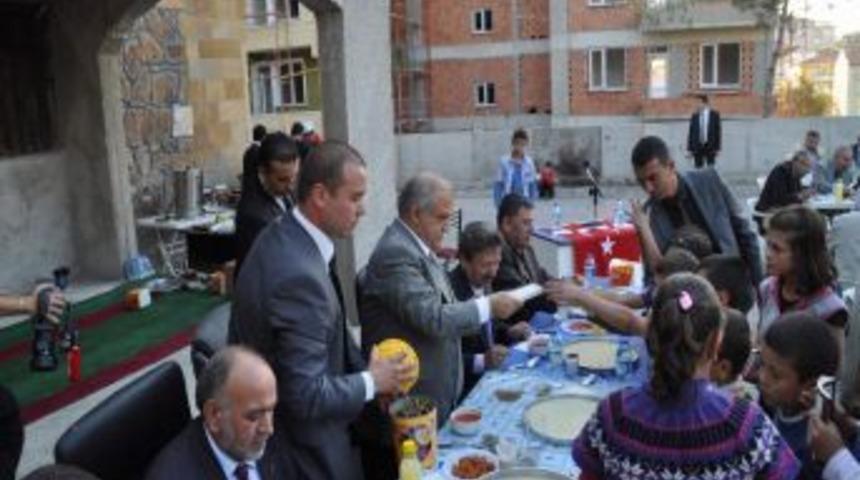 Vali Şent&uuml;rk: K&uuml;&ccedil;&uuml;k yaşta &ouml;ğrenilen şeyler taşa yazılmış gibi unutulmaz