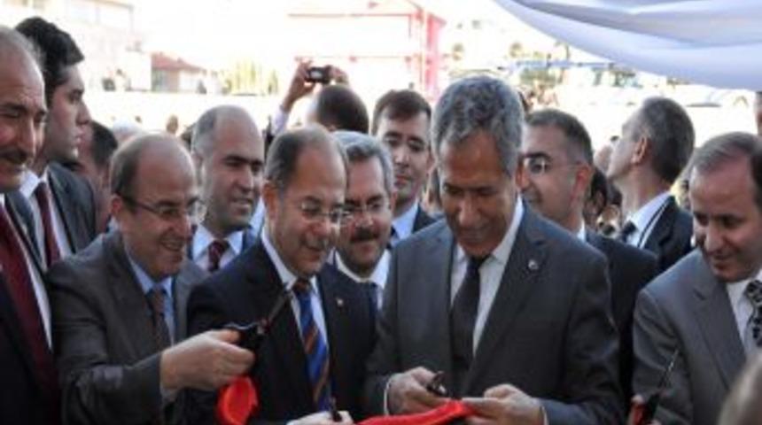Arın&ccedil;, a&ccedil;ılışta makasın azizliğine uğradı