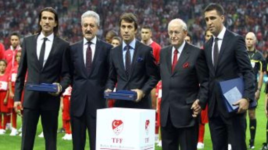 T&uuml;rk Milli Takım'ın &uuml;&ccedil; efsanesi &ouml;d&uuml;llerini aldı